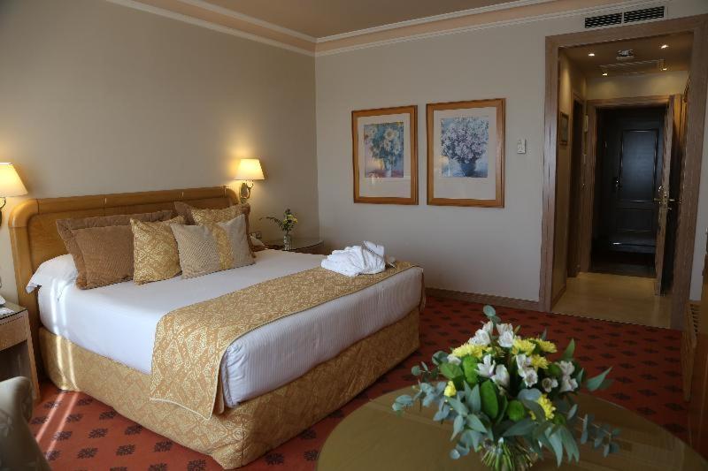 Gran Hotel Los Abetos سانتياغو دي كومبوستيلا الغرفة الصورة